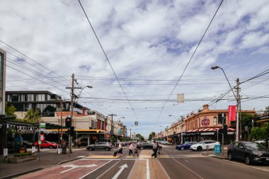 MELBOURNE, AUSTRALYA - 28 Şubat 2026: Clarendon Caddesi 'nin ünlü ve popüler alışveriş caddesi Güney Melbourne, Victoria, Avustralya' da sıcak bir yaz gününde
