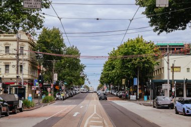 MELBOURNE, AUSTRALYA - 28 Şubat 2026: Clarendon Caddesi 'nin ünlü ve popüler alışveriş caddesi Güney Melbourne, Victoria, Avustralya' da sıcak bir yaz gününde