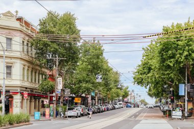 MELBOURNE, AUSTRALYA - 28 Şubat 2026: Clarendon Caddesi 'nin ünlü ve popüler alışveriş caddesi Güney Melbourne, Victoria, Avustralya' da sıcak bir yaz gününde