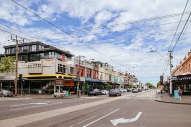 MELBOURNE, AUSTRALYA - 28 Şubat 2026: Clarendon Caddesi 'nin ünlü ve popüler alışveriş caddesi Güney Melbourne, Victoria, Avustralya' da sıcak bir yaz gününde
