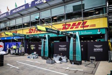 MELBOURNE, AUSTRALIA - Mart 05 2026: Aston Martin Aramco F1 Ekibi Avustralya 'nın Melbourne kentindeki Albert Park' ta 2026 Avustralya Grand Prix 'inden önce çukura girdi