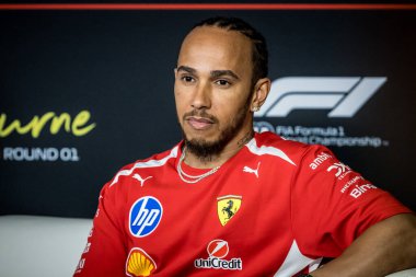 MELBOURNE, AUSTRALIA - Mart 05 2026: Büyük Britanya ve Scuderia Ferrari HP 'den Lewis Hamilton, Avustralya' nın Melbourne kentindeki Albert Park 'ta 2026 Avustralya Grand Prix' inden önce düzenlediği basın toplantısında