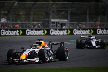 MELBOURNE, AUSTRALIA - Mart 07 2026: Büyük Britanya 'dan Arvid Lindblad, Avustralya' nın Melbourne kentinde düzenlenen 2026 Avustralya Grand Prix 'inde Visa Cash Racing Bulls F1 Team VCARB 03' ü sürmektedir.