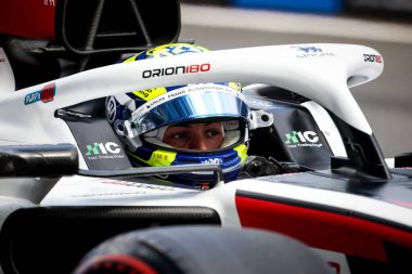 MELBOURNE, AUSTRALIA - MARCH 08 2026: Büyük Britanya 'dan Oliver Bearman Avustralya' nın Melbourne kentindeki Albert Park 'taki 2026 Avustralya Grand Prix' inde TGR Haas F1 Team VF-26 'yı sürüyor.