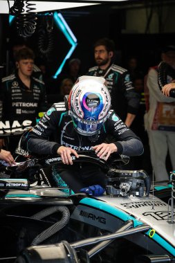 MELBOURNE, AUSTRALIA - 08 Mart 2026: Kimi Antonelli, Avustralya 'nın Melbourne kentindeki Albert Park' taki 2026 Avustralya Grand Prix 'sinde yarıştan önce Mercedes-AMG Petronas F1 Team W17' ye bindi.