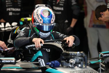 MELBOURNE, AUSTRALIA - 08 Mart 2026: Kimi Antonelli, Avustralya 'nın Melbourne kentindeki Albert Park' taki 2026 Avustralya Grand Prix 'sinde yarıştan önce Mercedes-AMG Petronas F1 Team W17' ye bindi.
