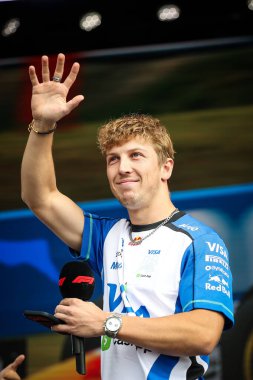 MELBOURNE, AUSTRALIA - MARCH 07 2026: Yeni Zelanda 'dan Liam Lawson ve Visa Cash App Bulls F1 Team VCARB, Avustralya' nın Melbourne kentinde düzenlenen 2026 Avustralya Grand Prix 'ine katılmadan önce Fan Forum' da