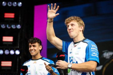 MELBOURNE, AUSTRALIA - MARCH 07 2026: Yeni Zelanda 'dan Liam Lawson ve Visa Cash App Bulls F1 Team VCARB, Avustralya' nın Melbourne kentinde düzenlenen 2026 Avustralya Grand Prix 'ine katılmadan önce Fan Forum' da