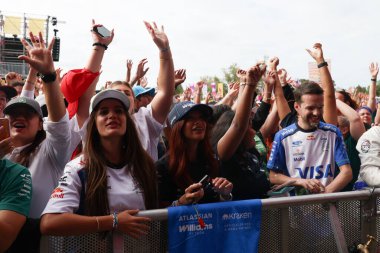 MELBOURNE, AUSTRALIA - Mart 07 2026: Avustralya 'nın Melbourne kentindeki Albert Park' ta düzenlenen 2026 Avustralya Grand Prix sırasında popüler hayran Forumuna katılan hayranlar