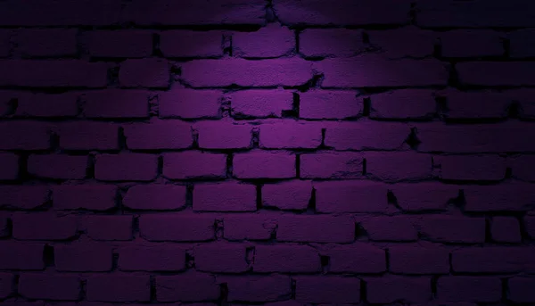 Spot ışıklı mor tuğlalar duvar