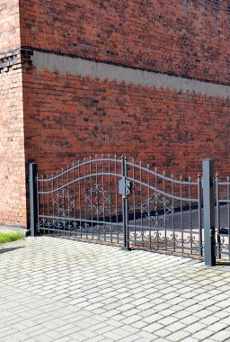 Dövme demir kapısı açık, siyah gri çit.