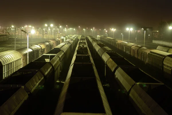 Stazione merci con treni, trasporto merci di notte . — Foto Stock