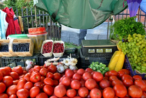 Свежие и органические овощи на фермерском рынке . — стоковое фото