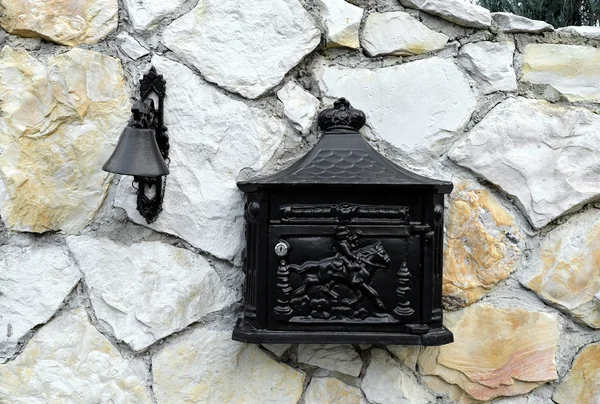 Класична поштова скринька та старовинний дзвінок на кам'яній стіні будинку — стокове фото