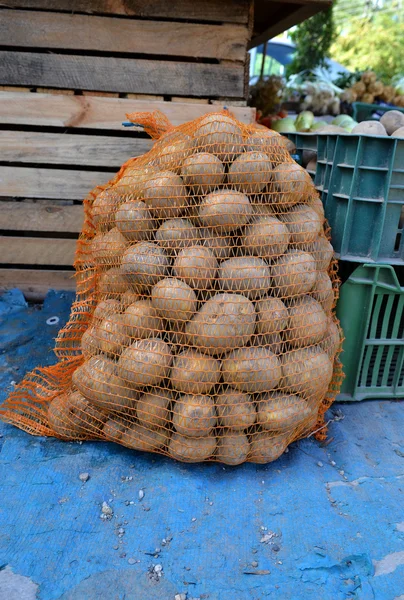 Çiftçi pazarına satışa patates çuvalı — Stok fotoğraf