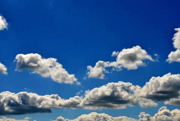 白い雲がいくつかの素晴らしい青空 — ストック写真