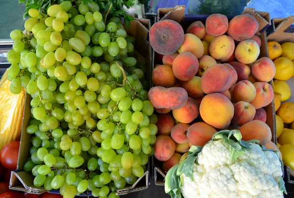 Meyve ve sebzeler bir çiftçi pazarda Satılık. — Stok fotoğraf