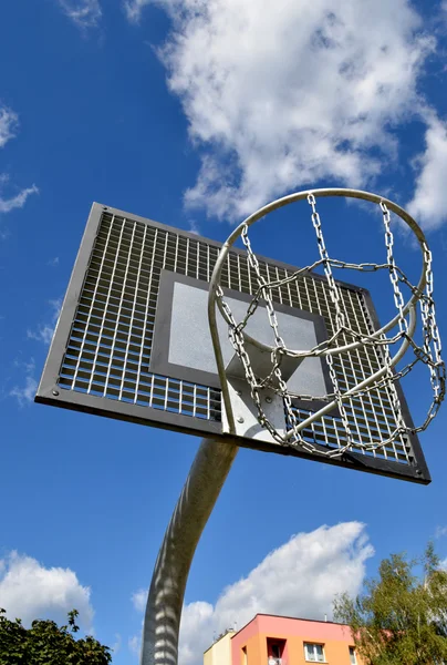 バスケット ボールの縁、青い空を背景 streetball フープ. — ストック写真