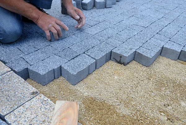 A worker made a sidewalk from bricks. — Stock Photo, Image