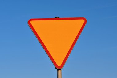 Bue gökyüzü arka plan üzerinde yol işaret ver