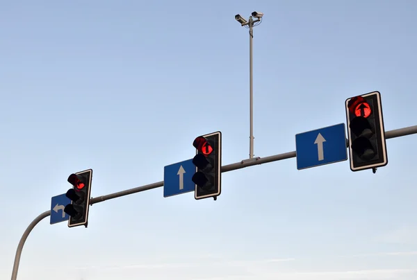 Red traffic lights in the city on the blue sky — Stock Photo, Image
