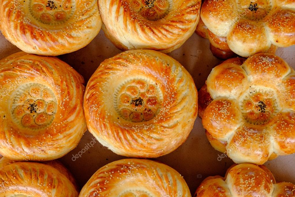 National uzbek bread in market in Samarkand, top view — Stock Photo
