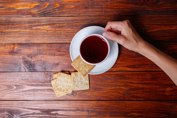 Tazza da donna con tè ibisco — Foto Stock