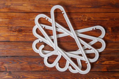 Eski kahverengi ahşap masada giyim askıları