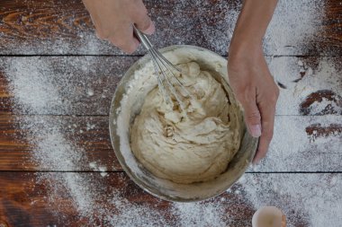 Kadın yumurta hamur içine yakından görmek kırdı.