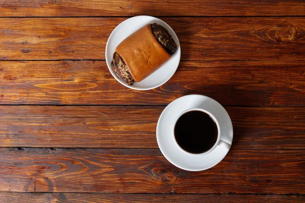 Cup of coffee and a croissant — Stock Photo, Image