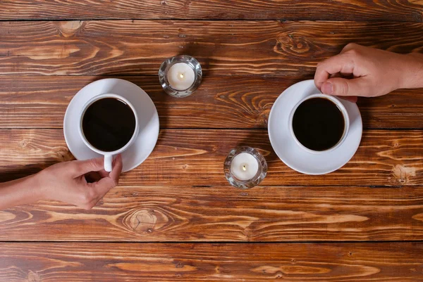Любящие пары пьют кофе в ресторане — стоковое фото