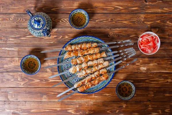 Carne a la parrilla en un plato de cerámica y ensalada fresca en el restaurante uzbeko, Samarcanda — Foto de Stock