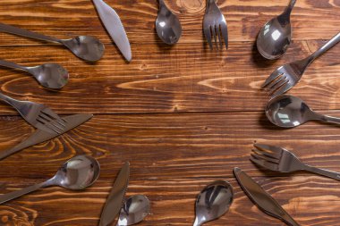 Ahşap masa kaşık, çatal ve bıçak karede