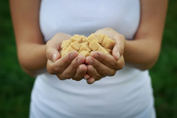 Meisje bedrijf bruine suiker — Stockfoto