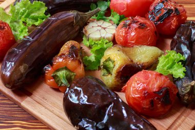 Ahşap tahta üzerinde ızgara sebze