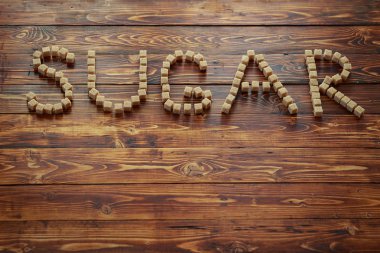 Koyu ahşap masa boş alan ile yazıt şekerle