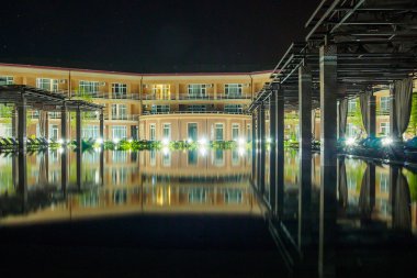 Modern otel havuzu ve geceleri Binası