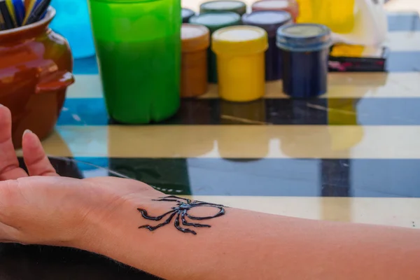 Mano di donna con un nuovo tatuaggio disegnato con hennè — Foto Stock