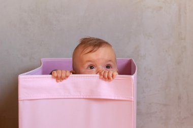 Şirin Bebek pembe kutu bakmak senin Dadı olarak hayrete