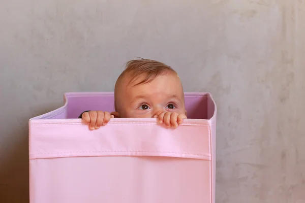 Amazed cute little baby in pink box look on your mammy — Stock Photo, Image