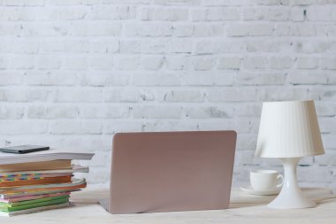 Dizüstü bilgisayar ve smarthone evinde çalışma yeri