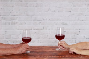 Kırmızı şarap test Restoran yaşlı çift