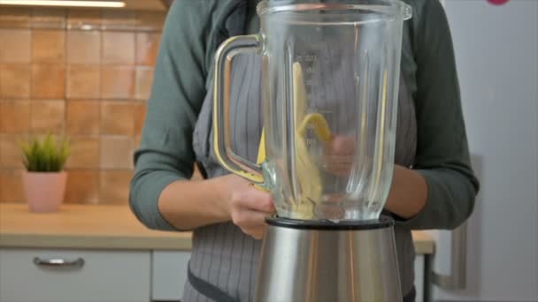 Mujer preparando plátanos para batido — Vídeo de stock