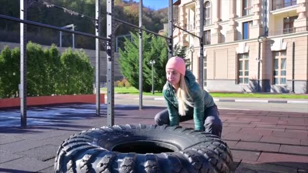 Entrenamiento de mujer con rueda al aire libre — Vídeo de stock