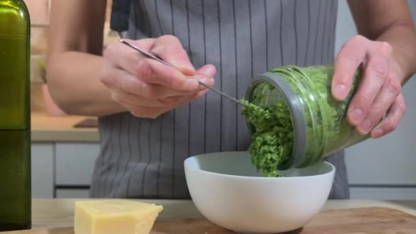 Mulher que prepara molho italiano tradicional - pesto — Vídeo de Stock