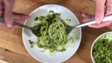 Makarnaya pesto sosu koyan kadın.