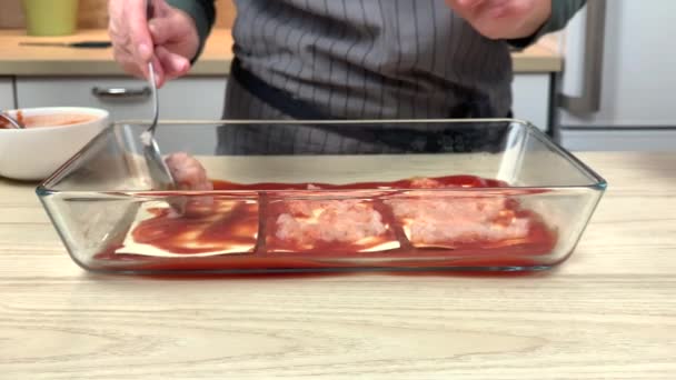 Kvinna gör lasagne på köket — Stockvideo