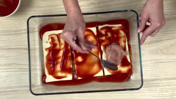 Žena dělá lasagne v kuchyni — Stock video