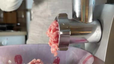 Kadın kıyma yapıyor.