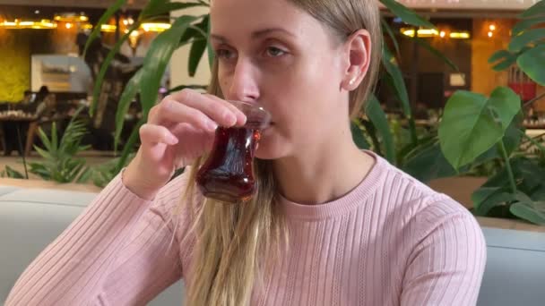 Frau trinkt türkischen Tee in Café — Stockvideo